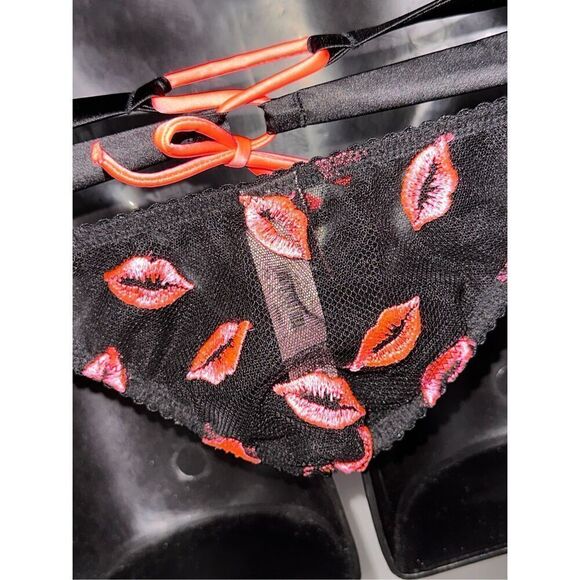 NEW WITH TAGS WOMEN Beautiful Victoria’s Secret black and pink lip embroidered l - Picture 4 of 6